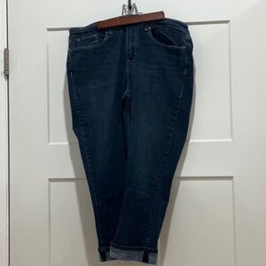 Great pair of Levi Mid Rise Capri